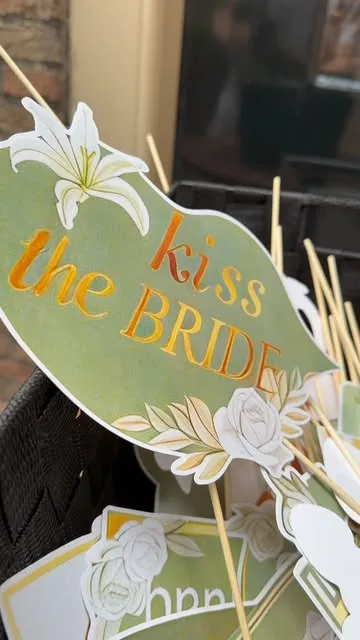 Een prop in de vorm van een lip met de tekst kiss the bride, tussen andere props