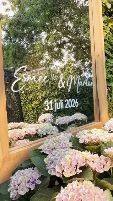 Welkomstbord van de bruiloft van Esmee en Marlon, met hortensia's ervoor